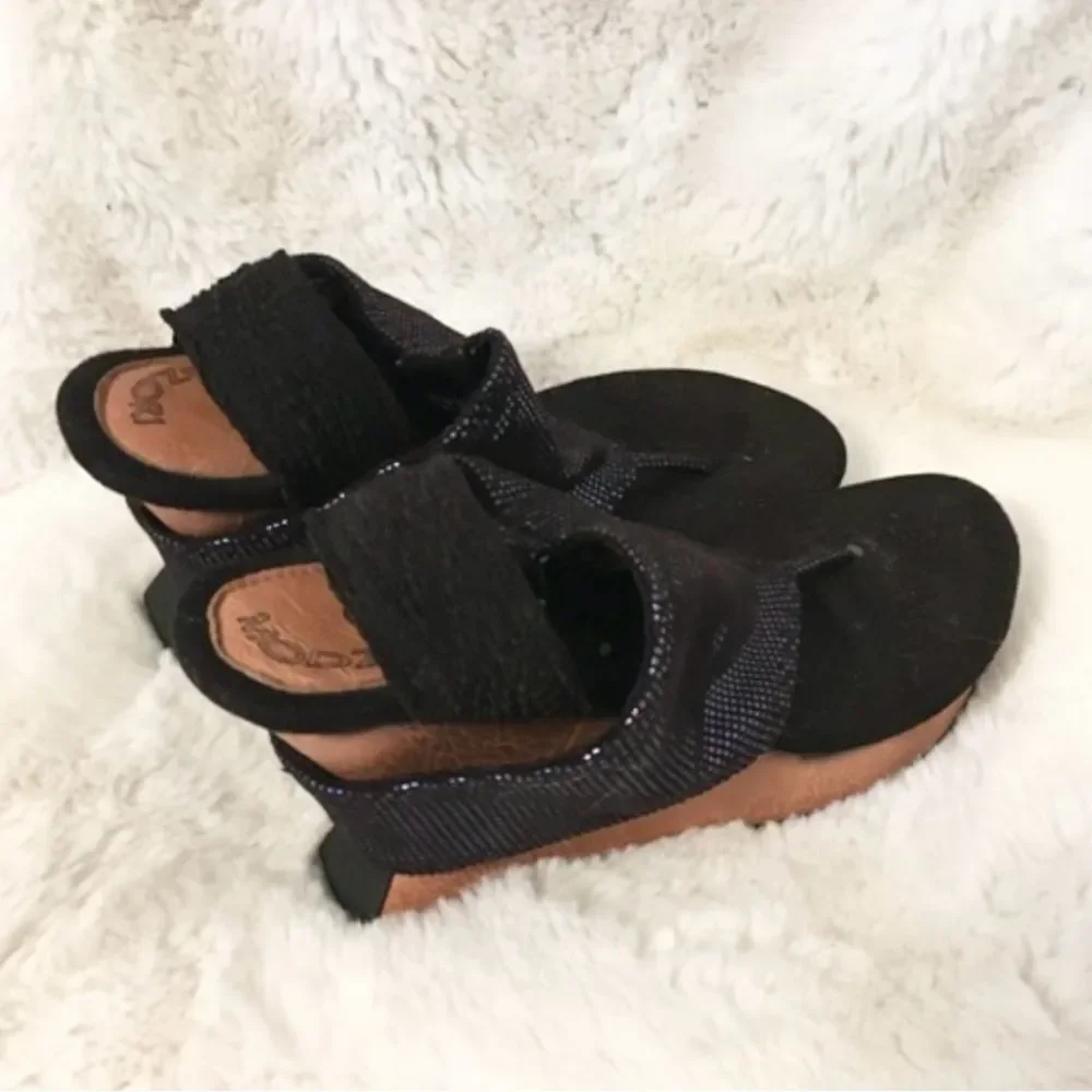 Modzori Reversible Black Shimmery Wedges Sandals Size 7